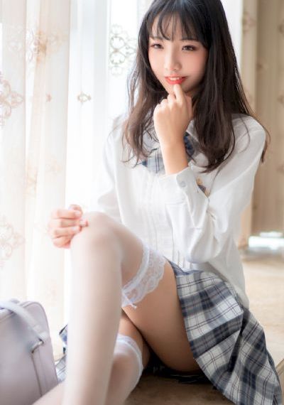 他揉捏她两乳不停呻吟